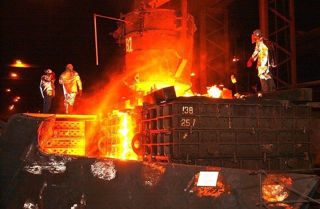 Hombres realizando la fundición como parte del proceso de reciclaje de metales