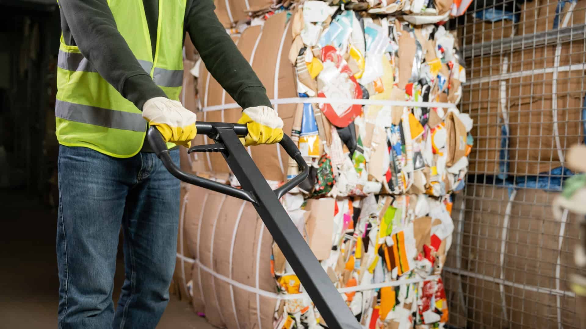 Trabajador de una empresa recicladora en Querétaro