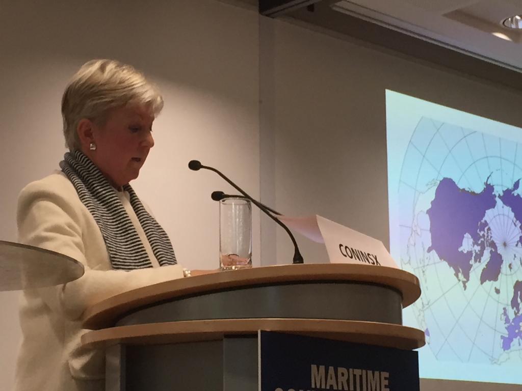 Eine Frau steht an einem Podium mit einem Schild mit der Aufschrift „Maritim“