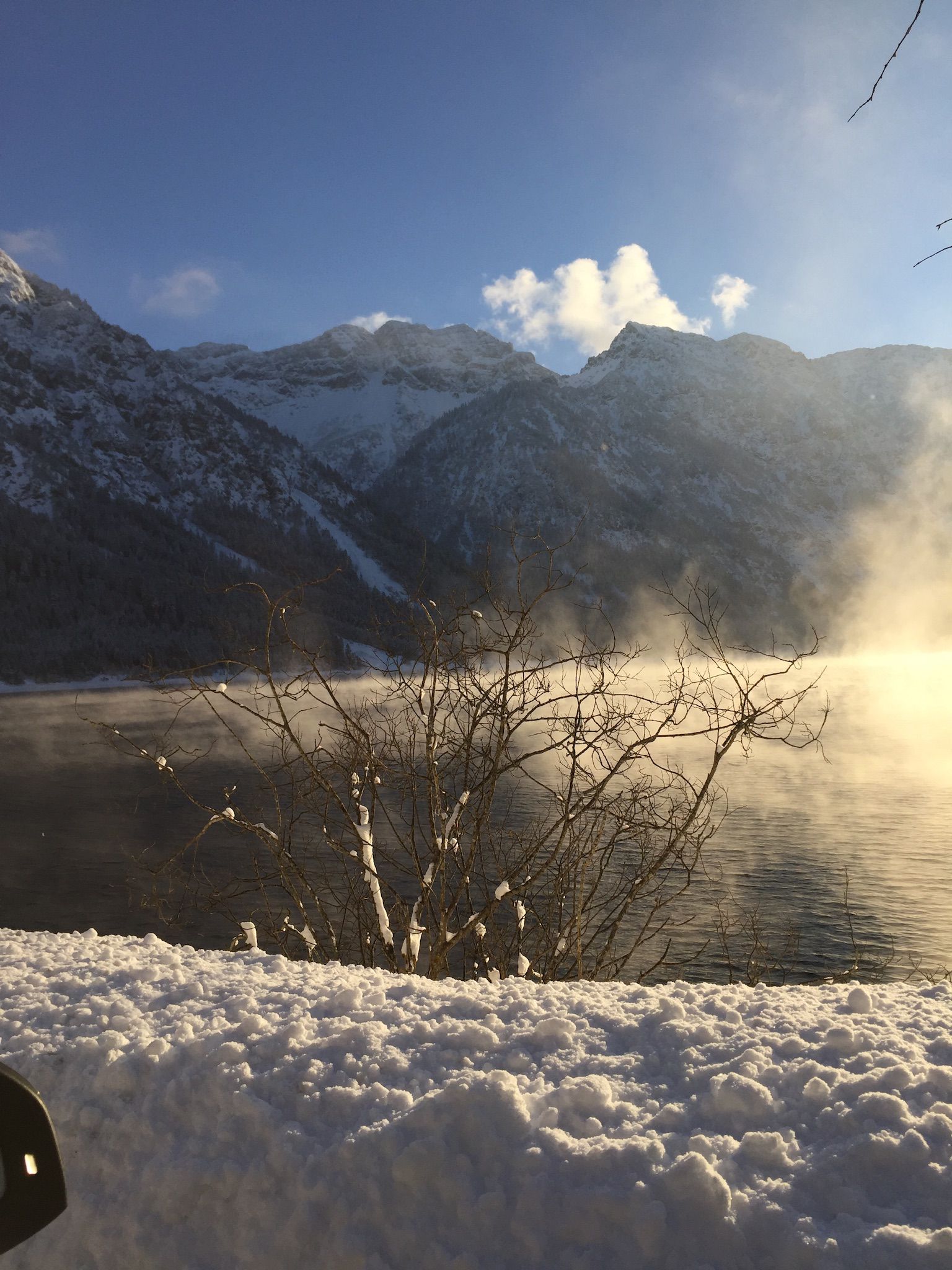 Ein verschneiter See mit Bergen im Hintergrund