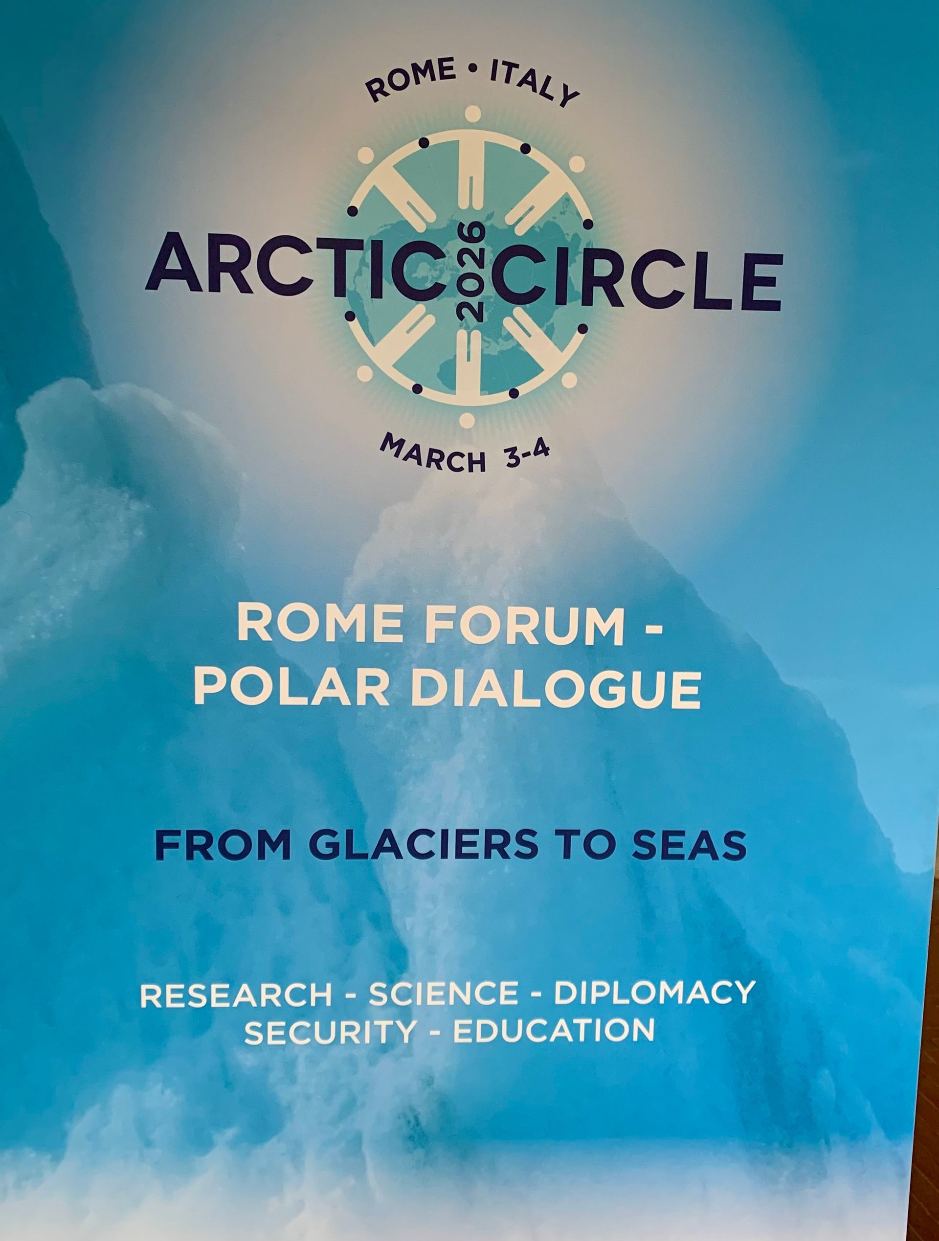 Ein blaues Poster für das Arctic Circle Rome Forum 2026 mit einem Polarlogo und dem Text: „Von Gletschern zu Meeren“.