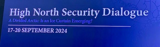 Ein blauer Hintergrund mit den Worten „High North Security Dialogue“ darauf