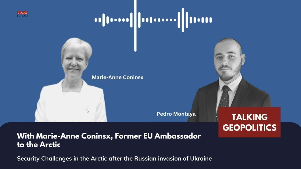 Ein Mann und eine Frau sprechen über Geopolitik