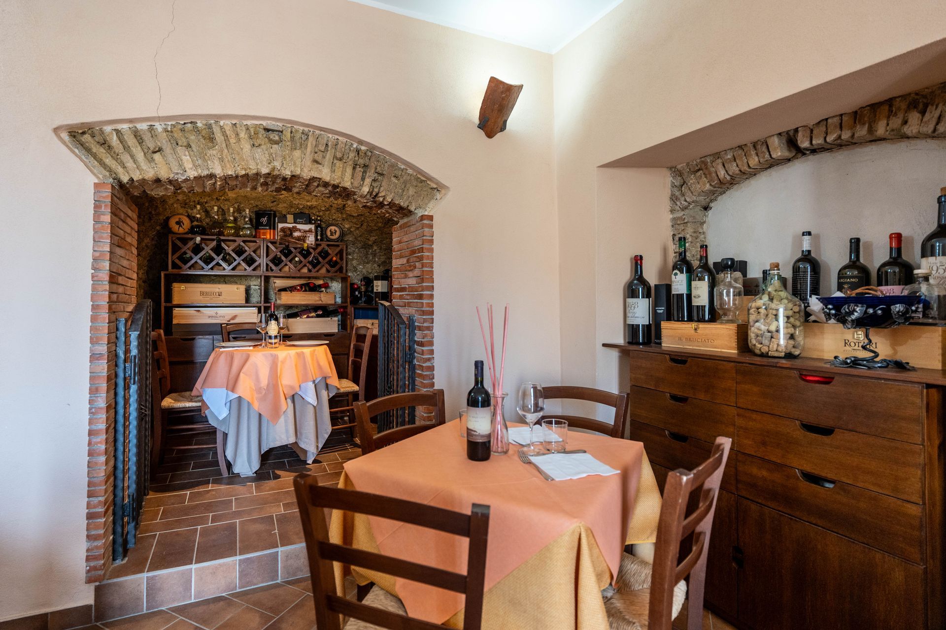Un tavolo in un ristorante con una bottiglia di vino sopra