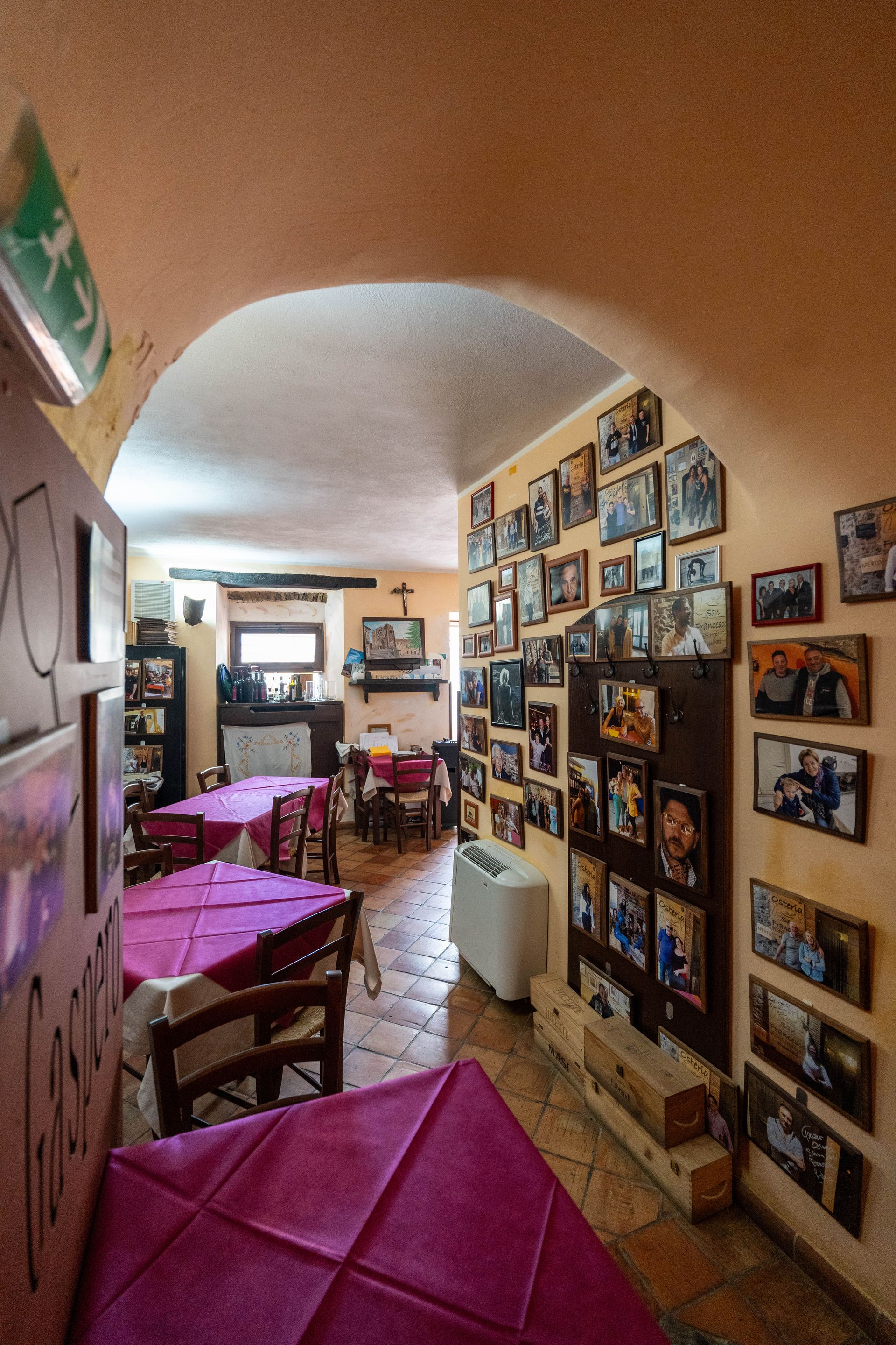 Una sala da pranzo con tavoli e sedie e quadri sul muro