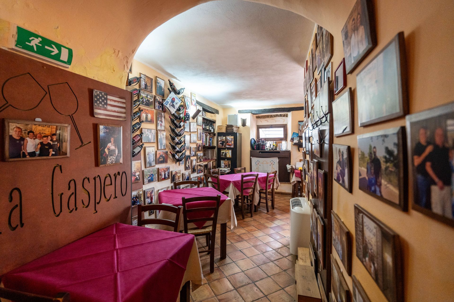 Un ristorante con tavoli e sedie e un cartello che dice gasper