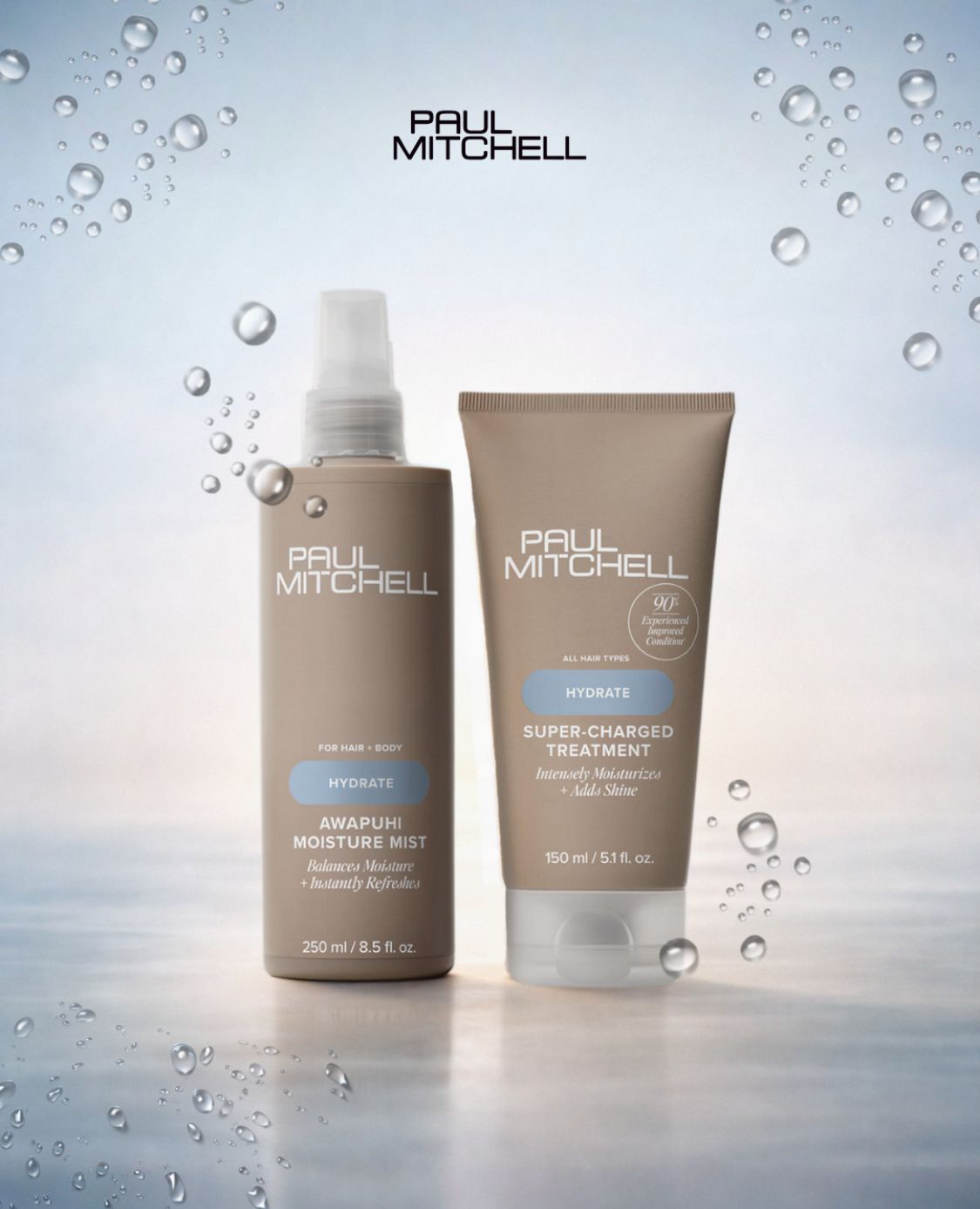 Due prodotti per capelli Paul Mitchell in flaconi color cuoio, al centro di uno sfondo azzurro con gocce d'acqua fluttuanti.