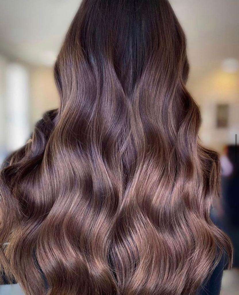 Vista posteriore di lunghi capelli mossi, castano scuro, con una marcata texture ondulata.