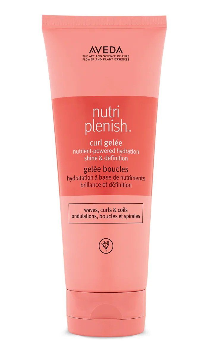 Un tubetto rosa verticale di Aveda Nutriplenish Curl Gelée, prodotto per lo styling dei capelli, su sfondo bianco.