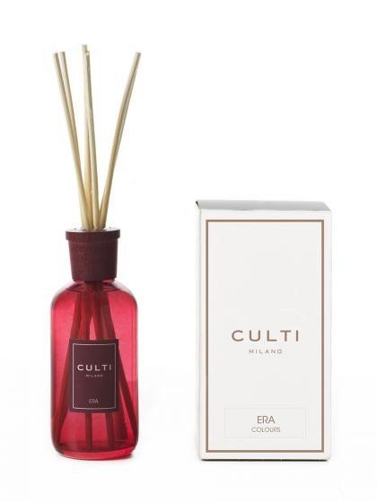 Una bottiglia diffusore a bastoncini Culti Milano di colore rosso, accompagnata dalla sua scatola bianca rettangolare.