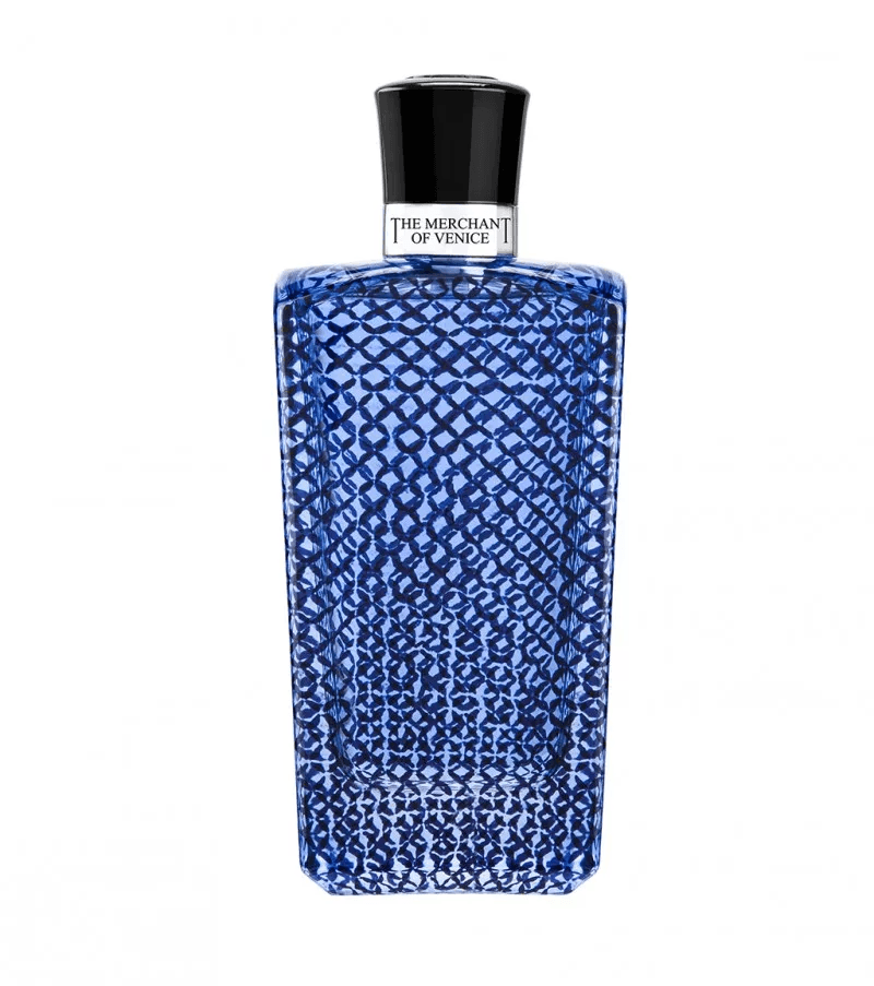 Una boccetta di profumo rettangolare in vetro blu con una decorazione a rombi e tappo nero, recante l'etichetta