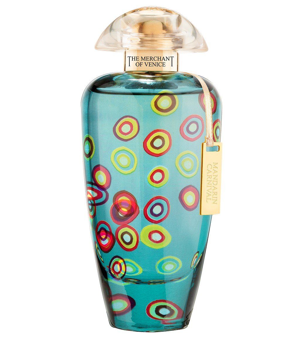 Un flacone di profumo in vetro turchese decorato con cerchi concentrici colorati dipinti a mano e un'etichetta del marchio color oro.