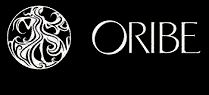 Il logo del marchio Oribe presenta un design circolare e astratto di linee fluide accanto alla parola 