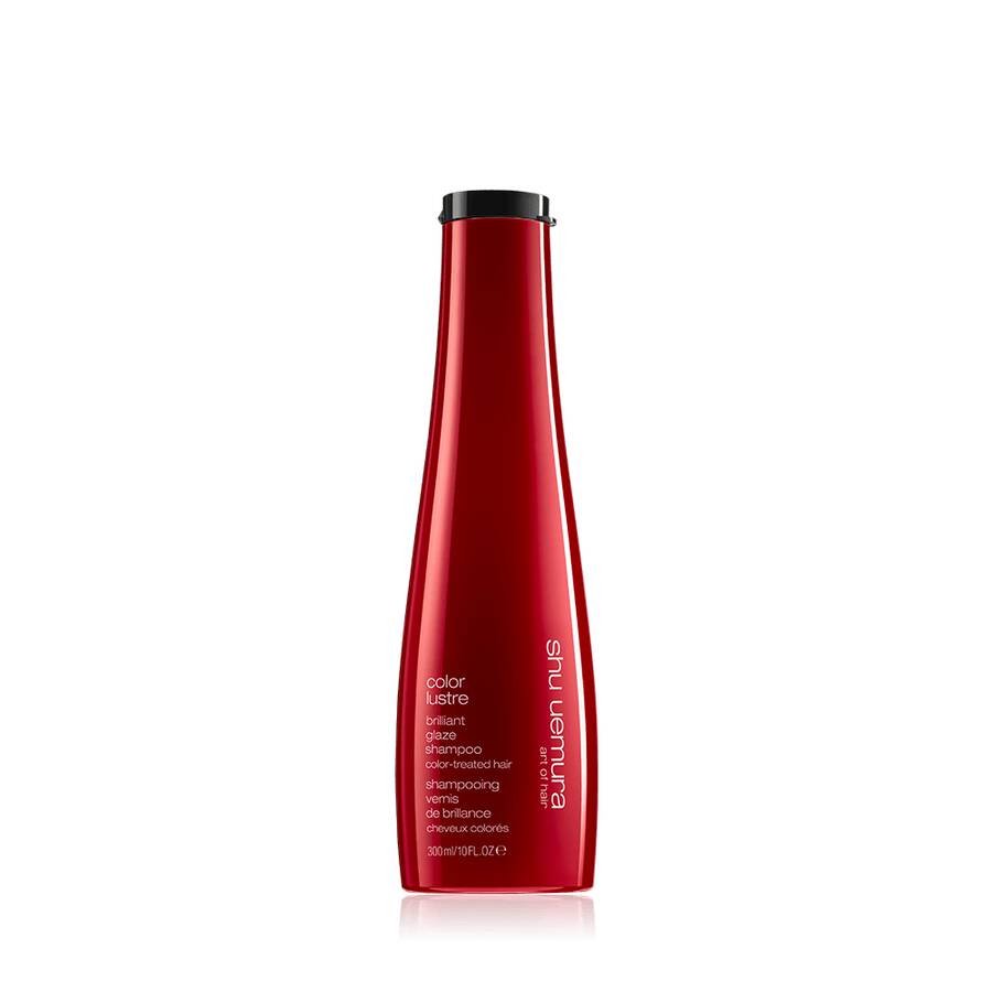 Una bottiglia di shampoo Shu Uemura Color Lustre di colore rosso con tappo nero, su sfondo bianco.