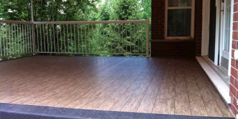 patio avec membrane de pvc avec motif de planches