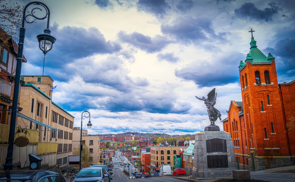 Photo d'une portion du centre-ville de Sherbrooke avec un ciel ennuagé.