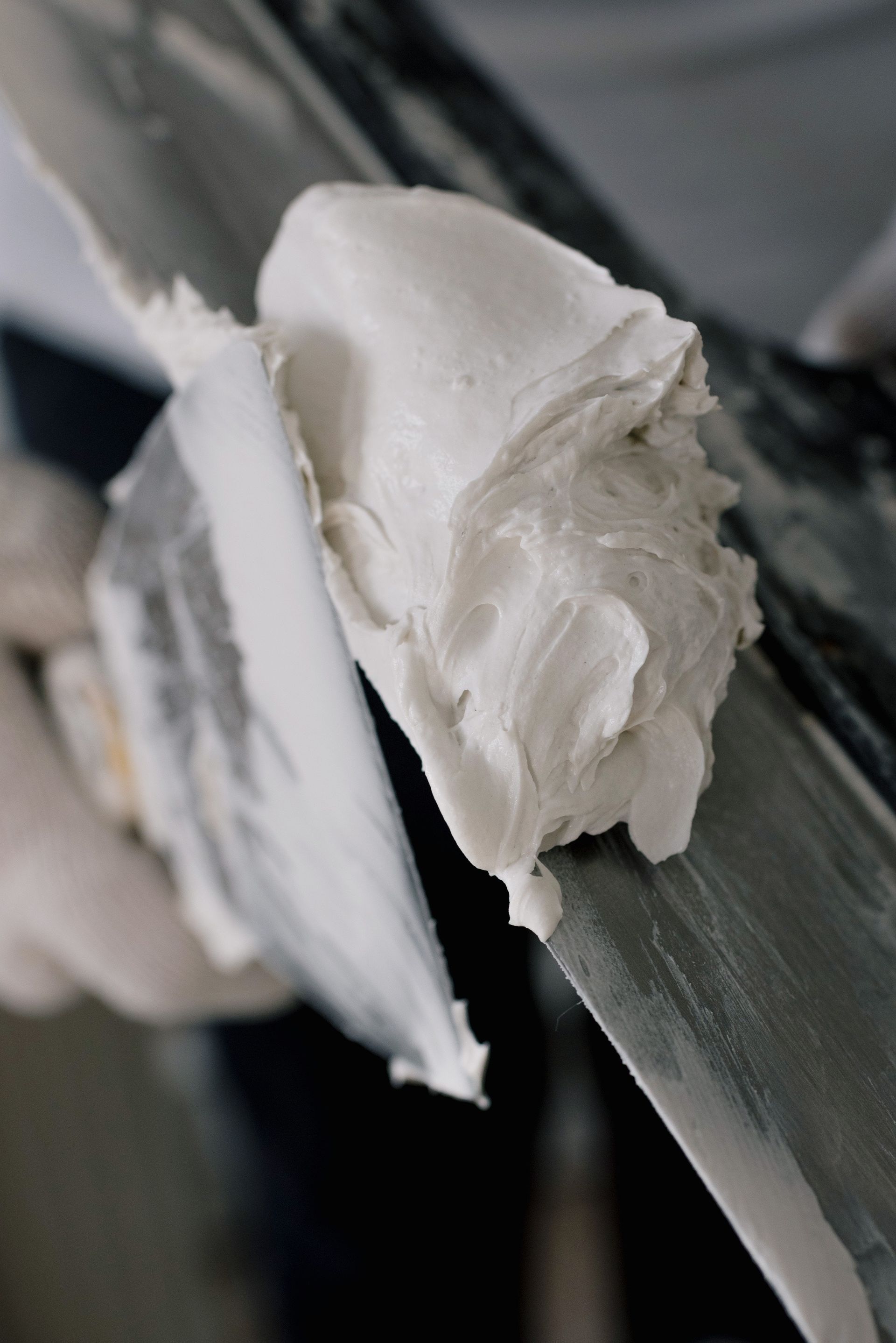 joint compound on skimming blade for a level 5 drywall finish