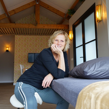 Ingrid in haar praktijkruimte in Bruchem