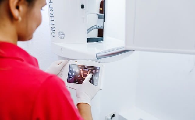 Dreidimensionale Darstellung der Kiefer im DVT für eine sichere Planung der Implantat-Position