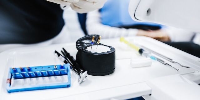 Elektronische Längenmessung der Wurzelkanäle und maschinelle Aufbereitung Elektronische Längenmessung der Wurzelkanäle und maschinelle Aufbereitung
