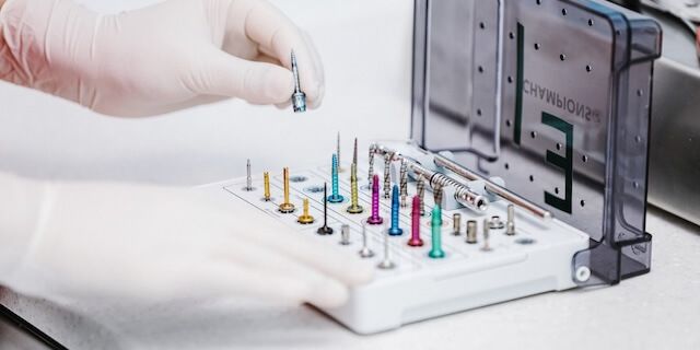 Zertifizierte Implantate renommierter Hersteller Zertifizierte Implantate renommierter Hersteller