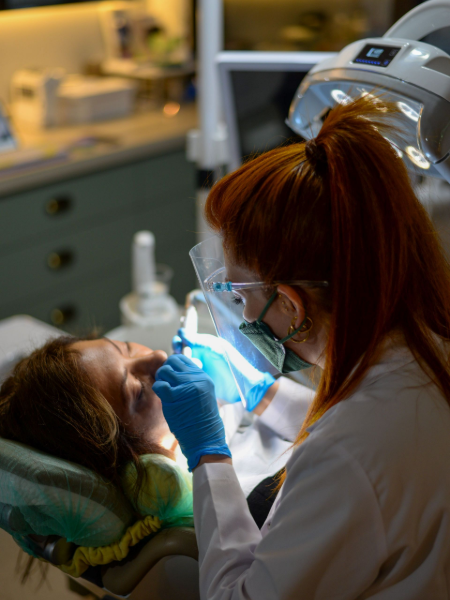 Dental model with a blue tooth restoration between cream-colored teeth