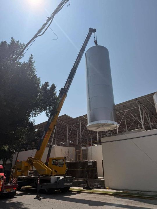 Grúa telescópica de gran capacidad en maniobra industrial en México