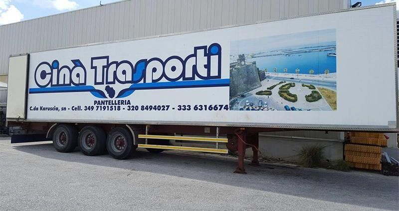 un camion bianco con sopra la scritta cina