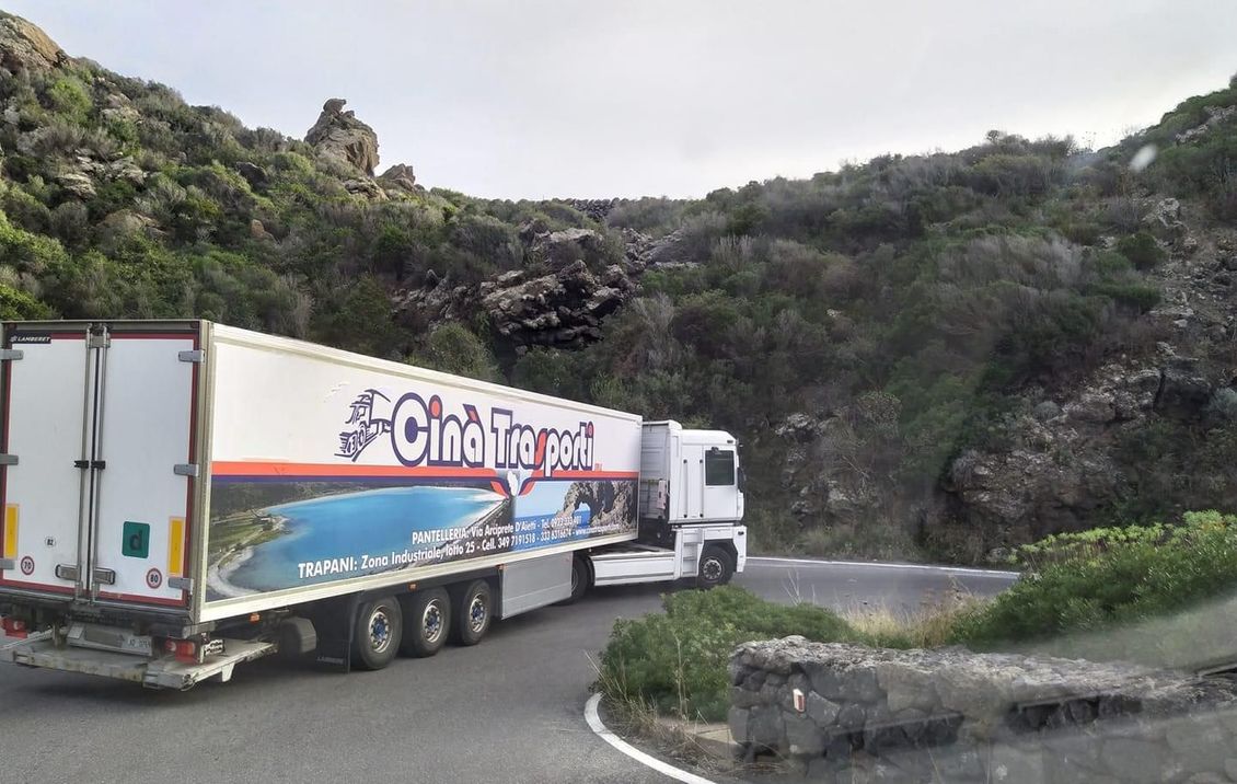 un camion bianco con la parola cine sulla fiancata