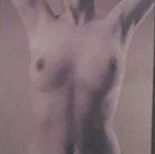 Torso nudo sfocato in una tenue luce rosa, ritagliato all'altezza delle spalle e della vita.