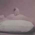 Mano appoggiata su un cuscino a righe rosa e bianche su uno sfondo rosa tinta unita.