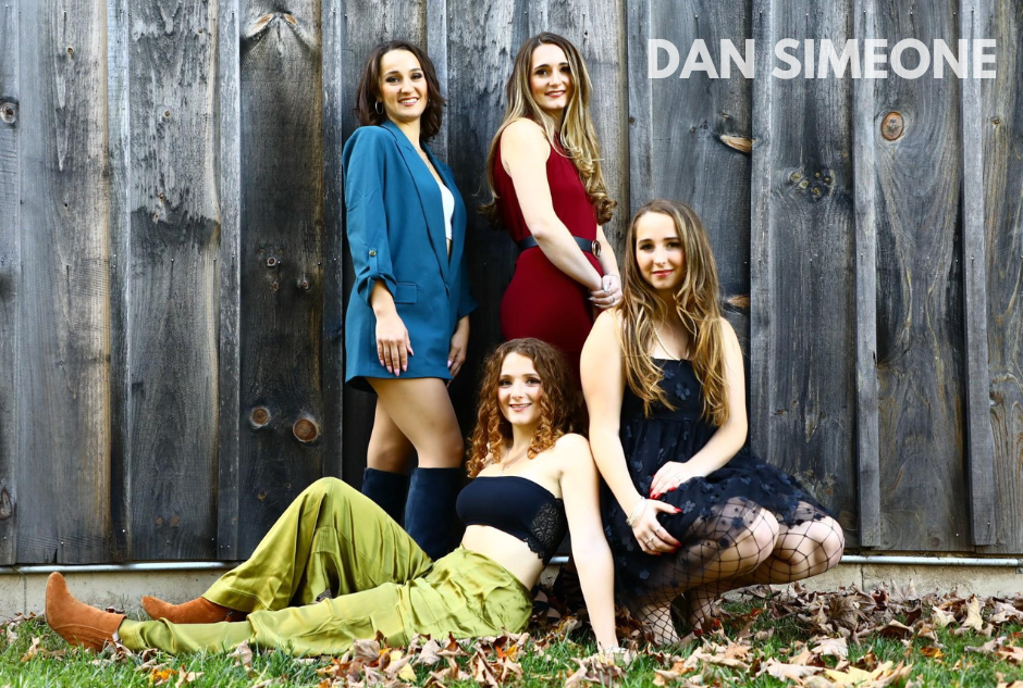 girl group posing