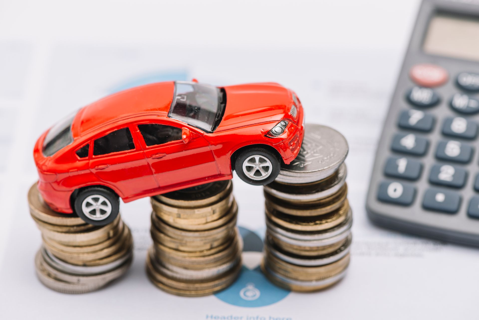 coche-juguete-que-equilibra-sobre-pila-creciente-moneda.jpg