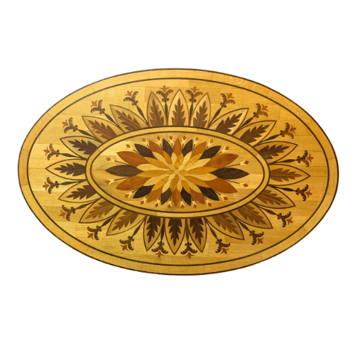 Piano del tavolo ovale in legno con elaborato motivo floreale intarsiato in varie tonalità di legno.
