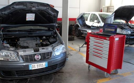 Un'auto con il cofano alzato