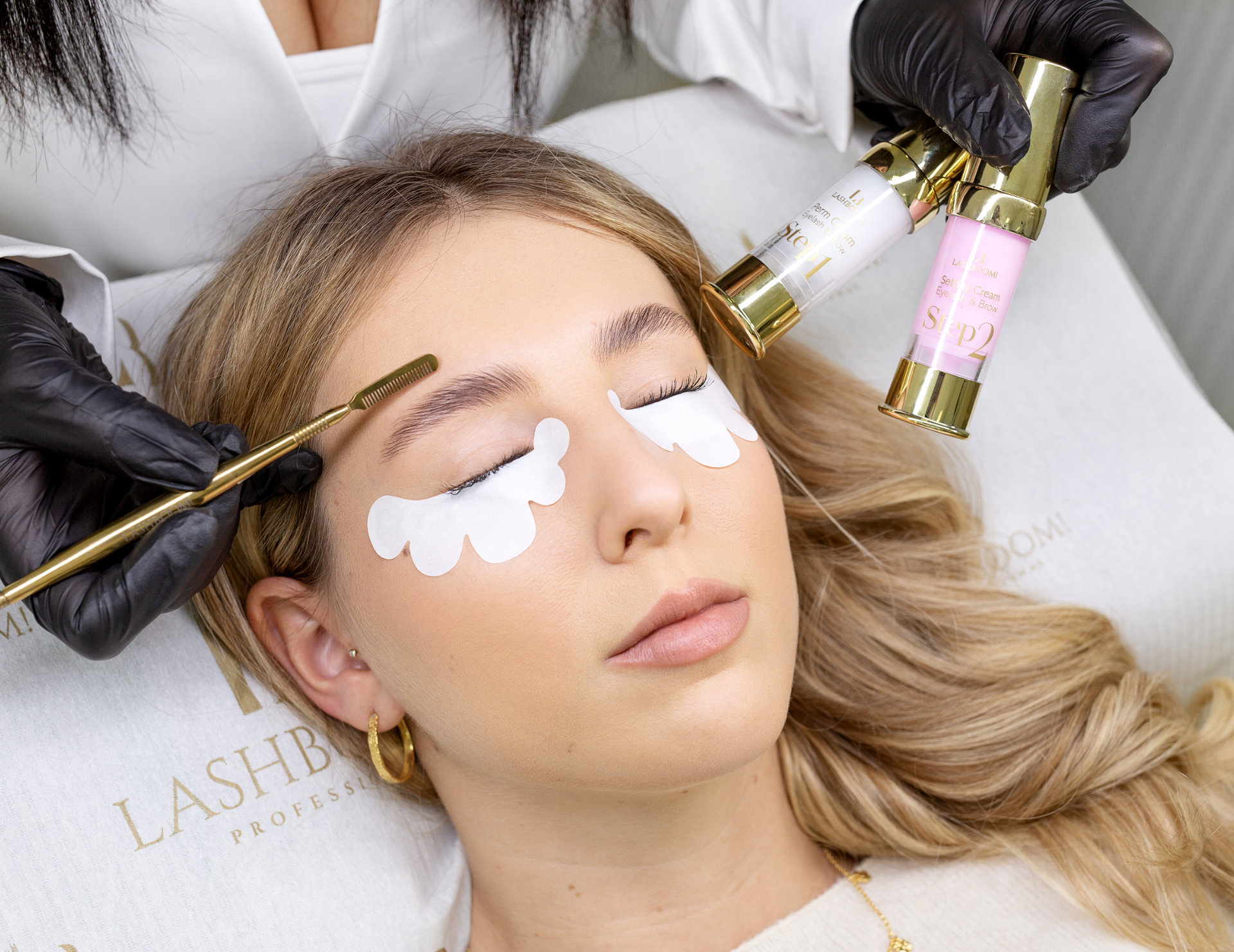 Eine Frau lässt sich in einem Schönheitssalon die Wimpern machen.