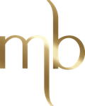 Ein goldener Buchstabe MB-Logo auf weißem Hintergrund