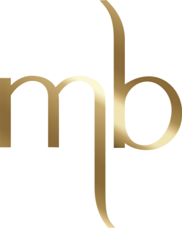 Ein goldener Buchstabe MB-Logo auf weißem Hintergrund