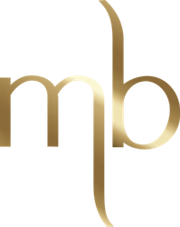 Ein goldener Buchstabe MB-Logo auf weißem Hintergrund