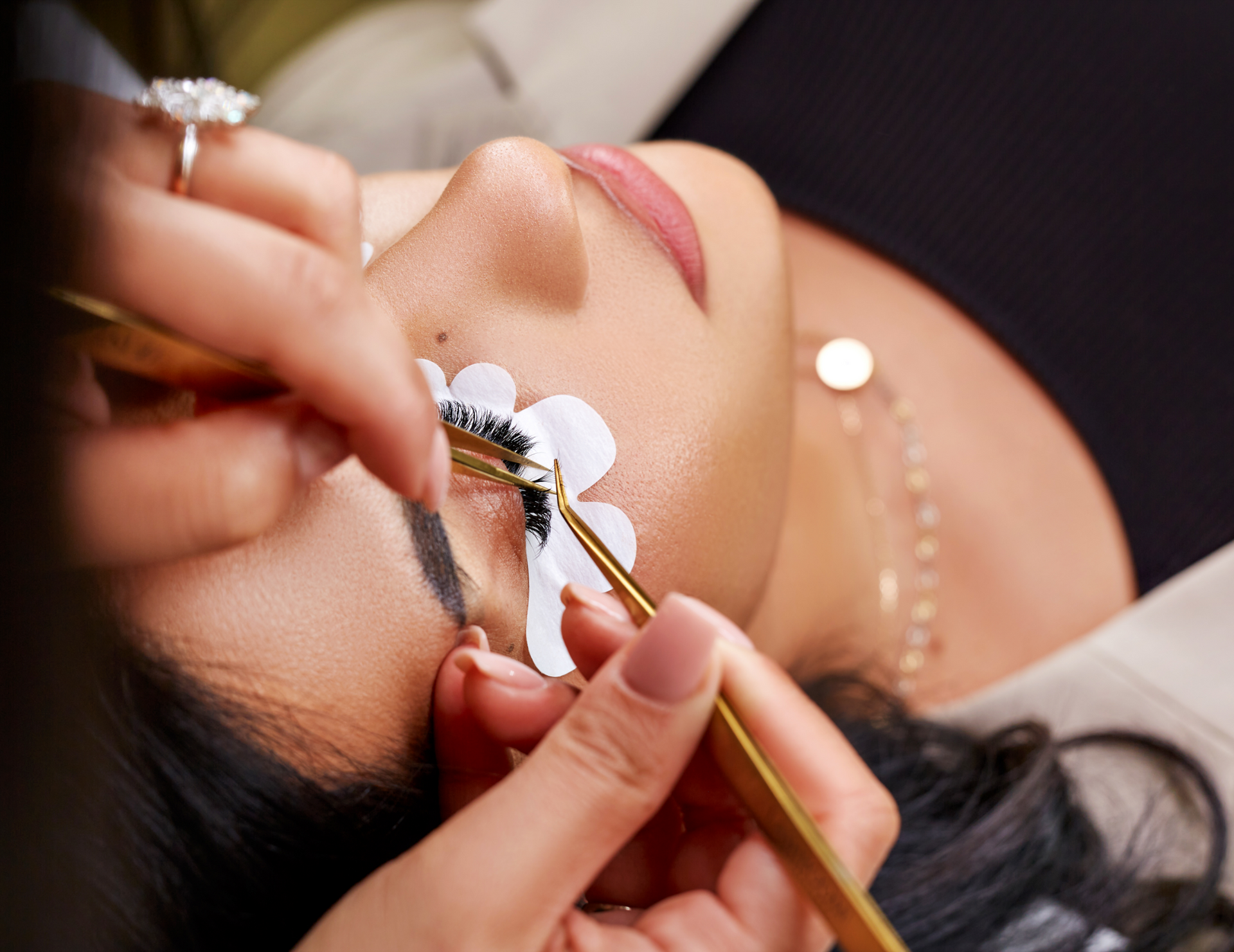 Eine Frau lässt sich in einem Schönheitssalon die Wimpern machen.