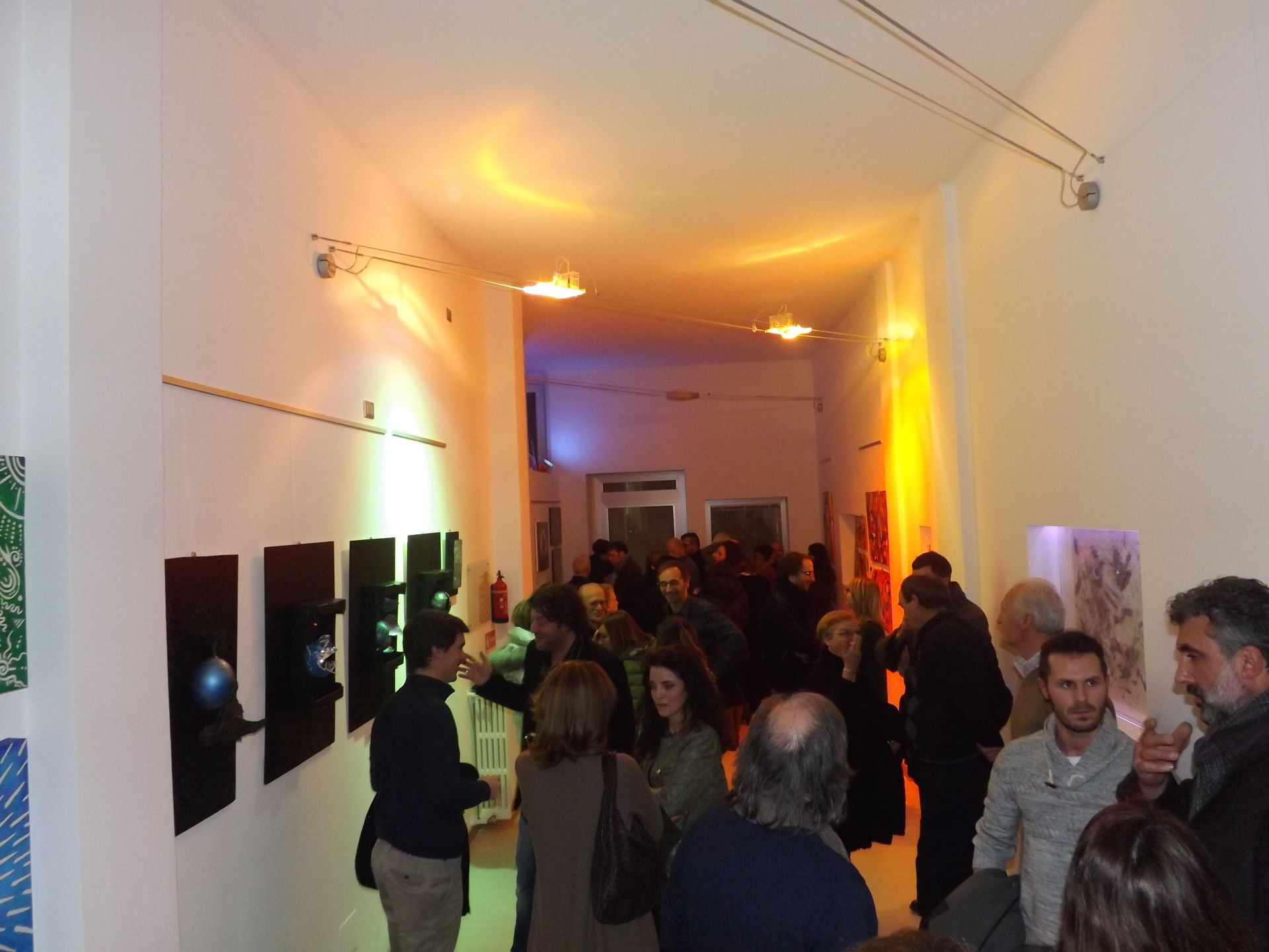 Un gruppo di persone è in piedi in una Galleria d'arte