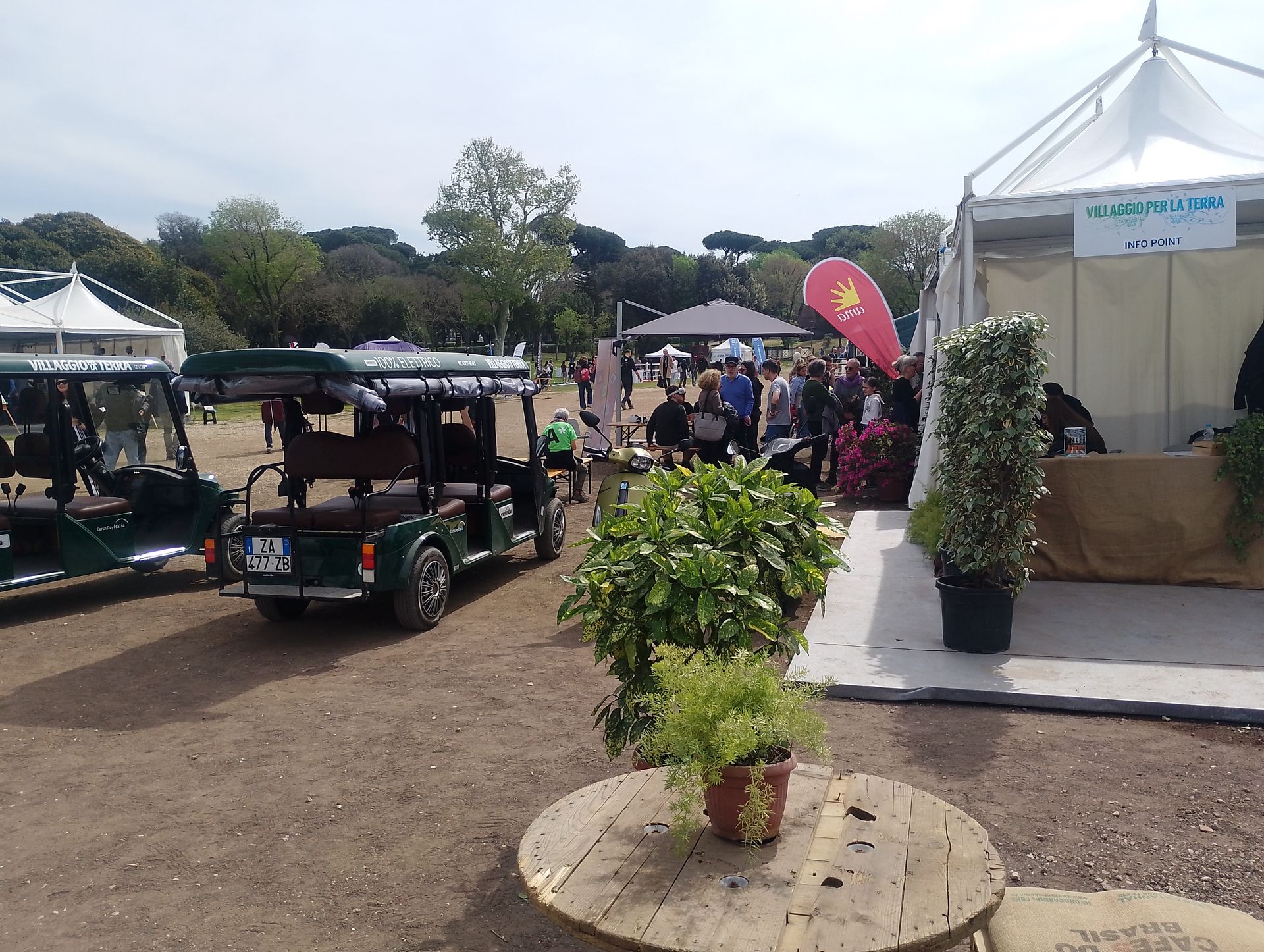 Stand informativi e didattici allestiti a Villa Borghese durante la Giornata per la Terra 2025, con partecipazione di scuole, associazioni e cittadini. L’evento ha promosso la sostenibilità ambientale con attività educative per grandi e piccoli.