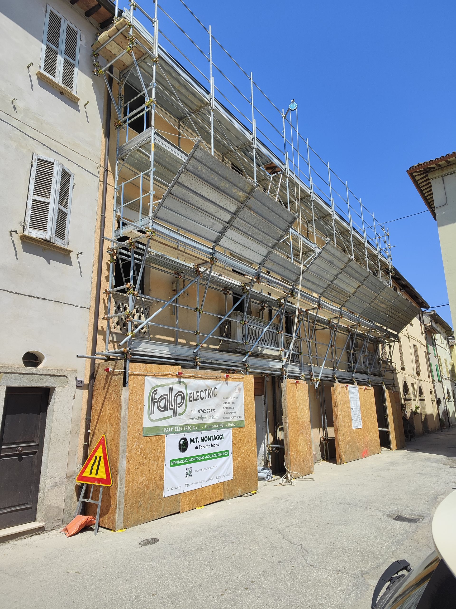 Facciata dell'edificio in fase di ristrutturazione con impalcature; vista esterna.