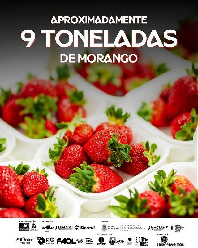 Cartaz com morangos frescos e a frase “Aproximadamente 9 toneladas de morango”