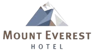 Logotipo do Mount Everest Hotel com uma montanha estilizada em azul, cinza e branco.