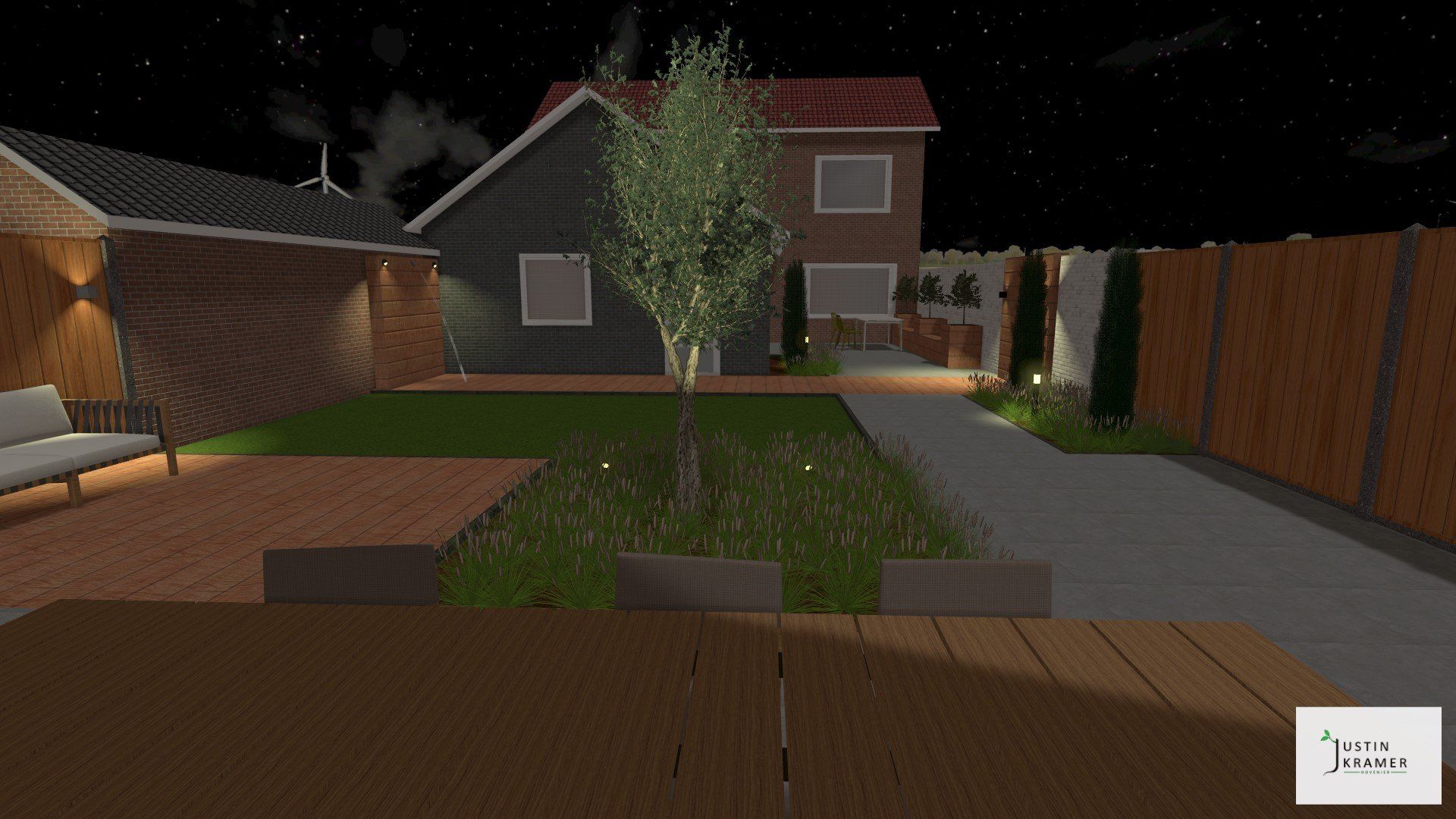 Een achtertuin 's nachts met een huis, terras, houten schutting en een boom die weerspiegeld wordt in een natte vijver.
