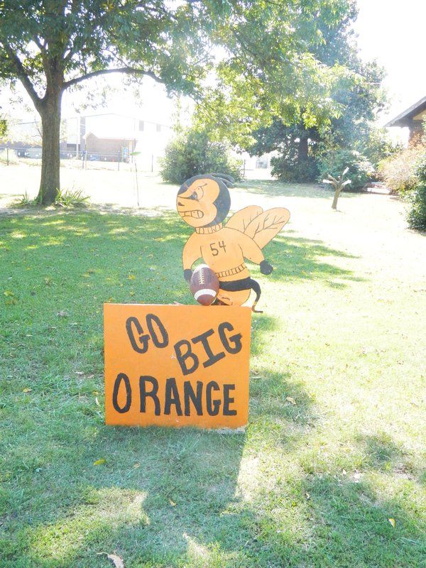 A sign that says go big orange on it