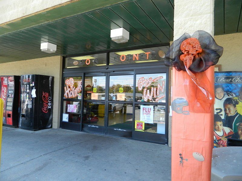A store front with a sign that says best buy