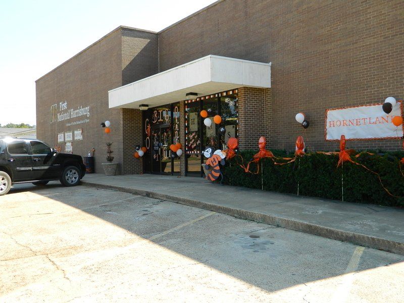 A car is parked in front of a building that says bonneyland