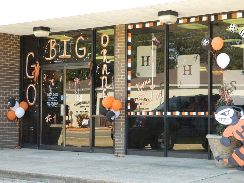 A store front with the word big on it